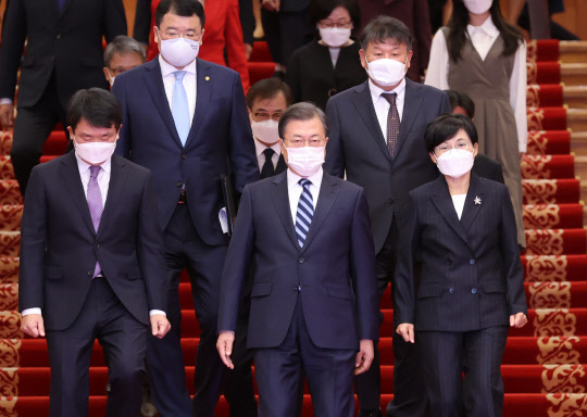 문재인 대통령이 10일 오전 청와대에서 신임 대사들에게 신임장을 수여한 뒤 환담장으로 향하는 모습. 가운데 문 대통령이 있고, 오른쪽으로 노태강 주스위스대사와 조현옥 주독일대사가 보인다. 연합뉴스.